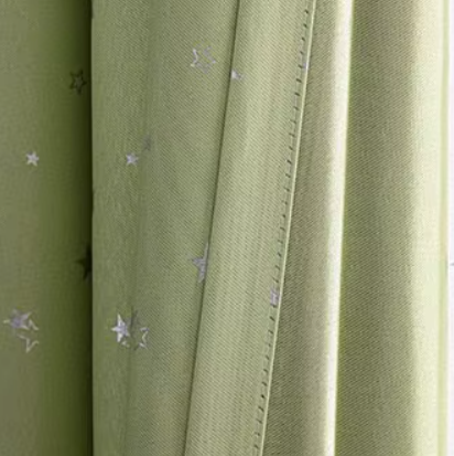 Tenda oscurante verde con stelle