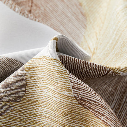 Tenda oscurante marrone con foglie stampate