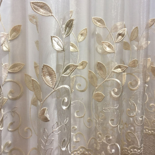 Tenda velata elegante con ricami dorati