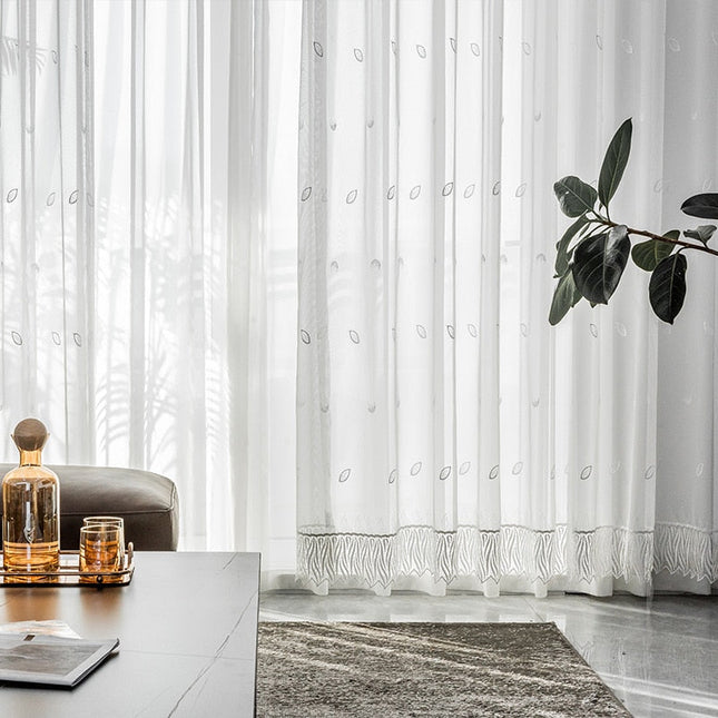 Tenda velata elegante con frange decorative