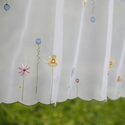 Tendina a vetro con fiori ricamati