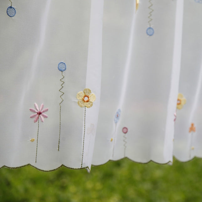 Tendina a vetro con fiori ricamati