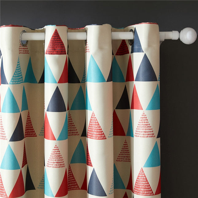 Tenda Oscurante Geometrica con Triangoli Rossi