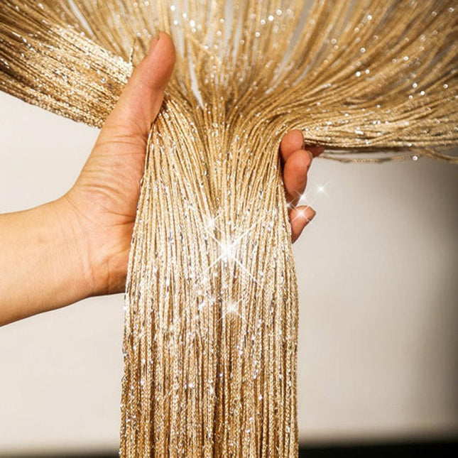Tenda a fili dorata con glitter