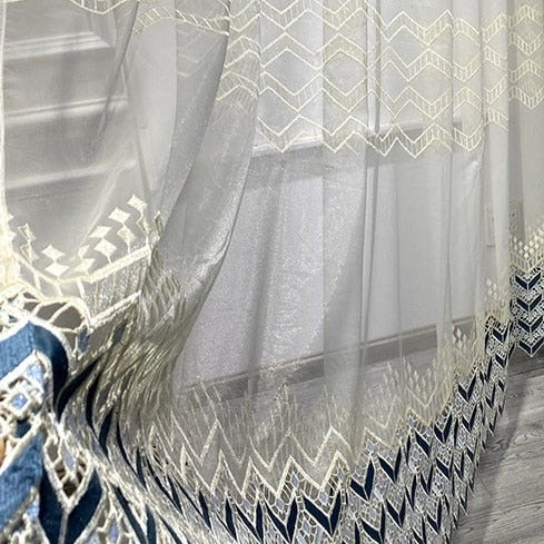 Tenda velata con bordo geometrico ricamato