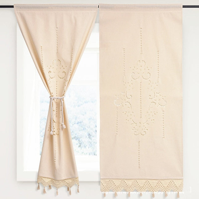 Tenda stile country con nappine decorative