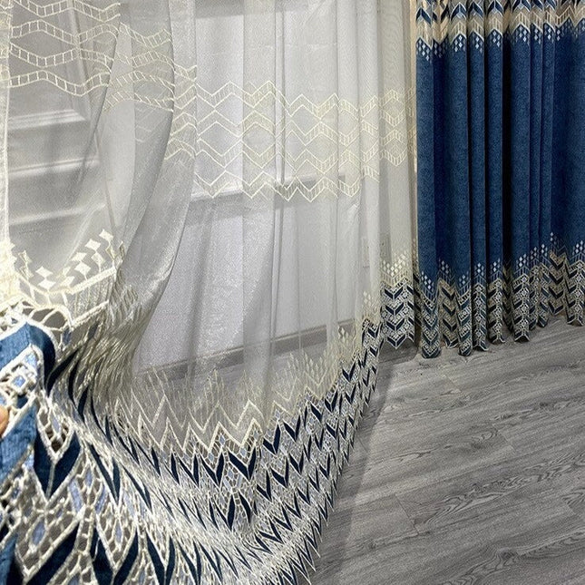 Tenda velata con bordo geometrico ricamato