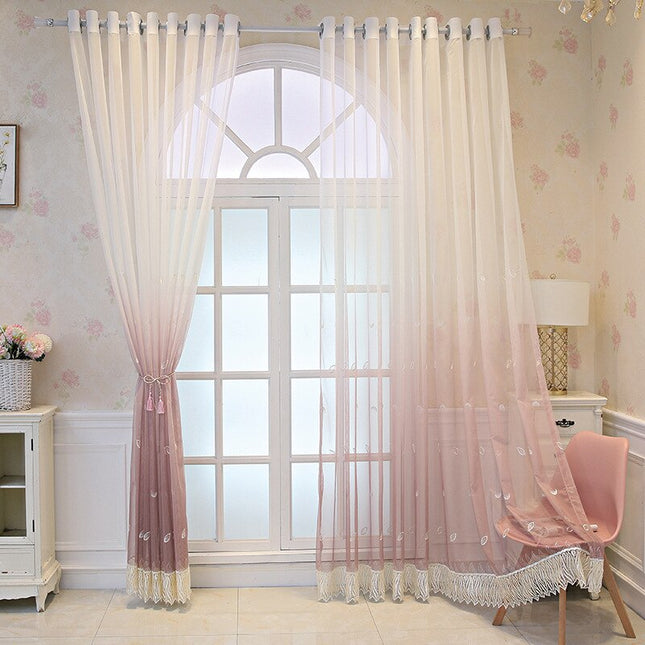 Tenda velata elegante con frange decorative