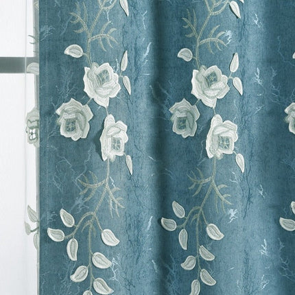 Tenda blu ricamata con fiori bianchi