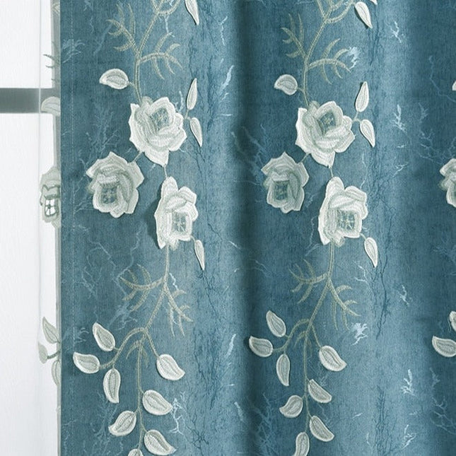 Tenda blu ricamata con fiori bianchi
