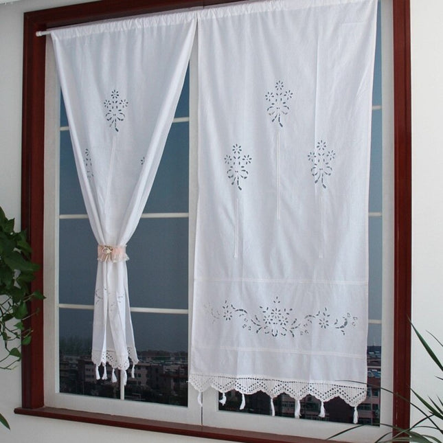 Tenda stile country con nappine decorative