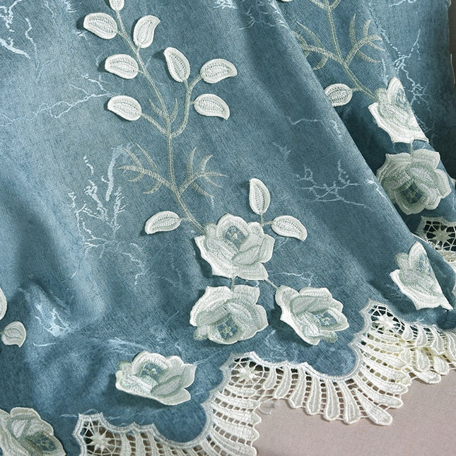 Tenda blu ricamata con fiori bianchi