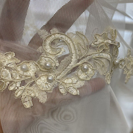 Tenda velata con bordo dorato ricamato