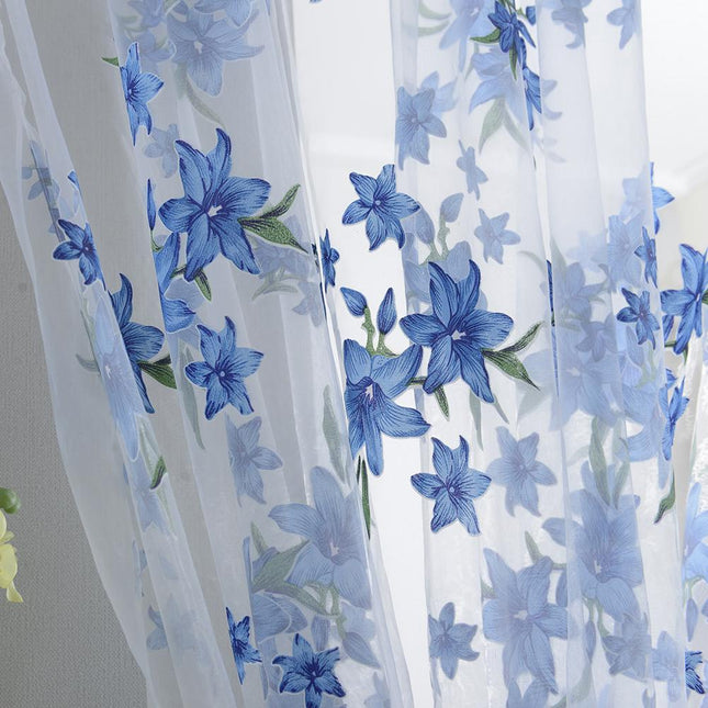 Tenda leggera con fiori blu ricamati