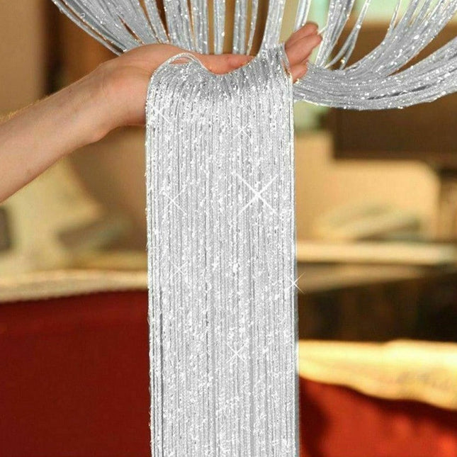 Tenda a fili dorata con glitter