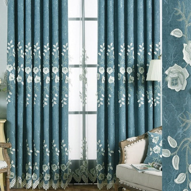 Tenda blu ricamata con fiori bianchi