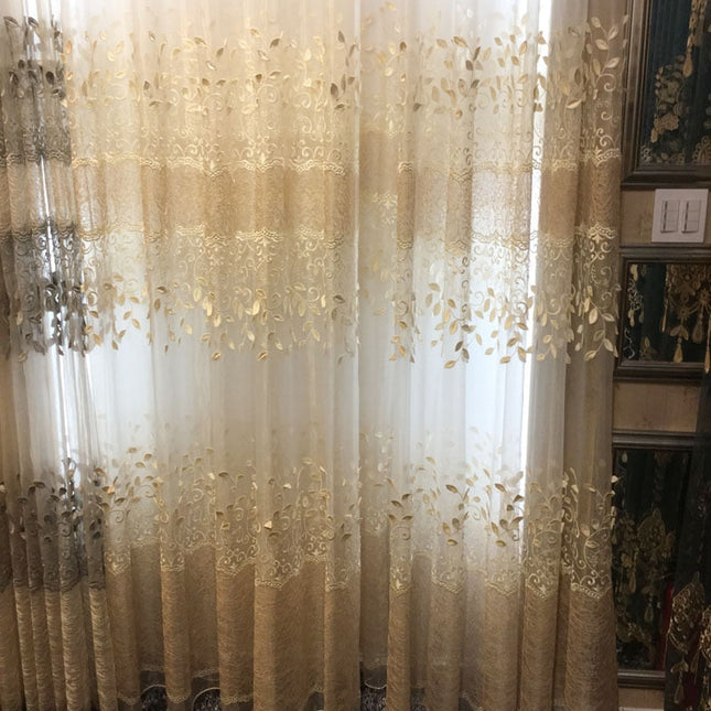 Tenda velata elegante con ricami dorati