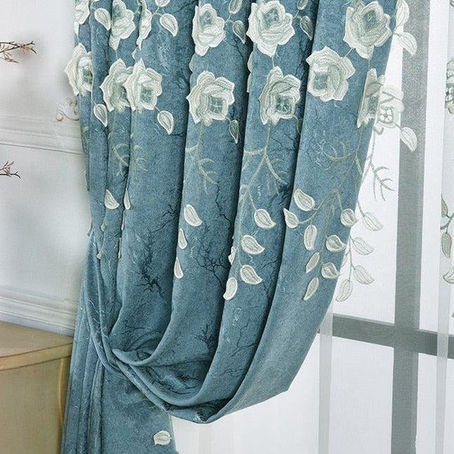 Tenda blu ricamata con fiori bianchi