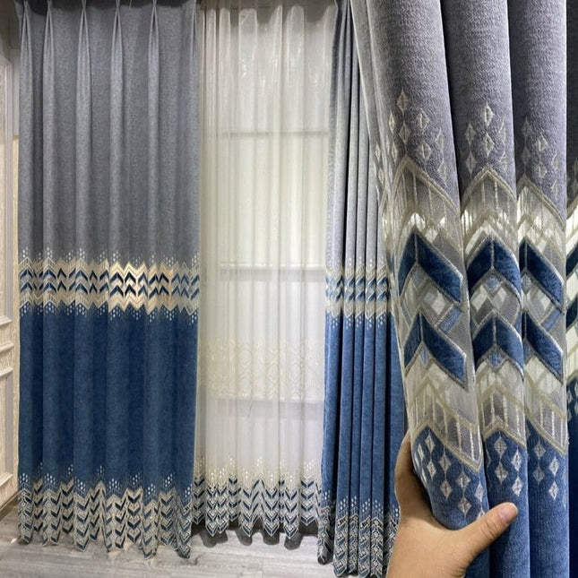 Tenda velata con bordo geometrico ricamato