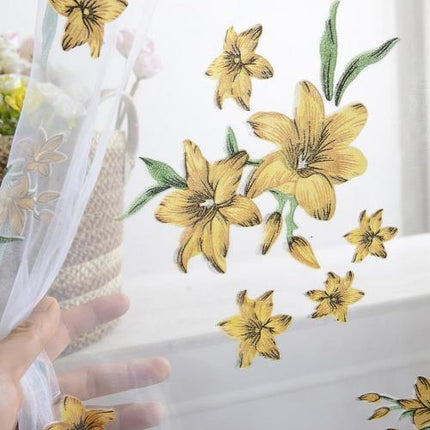 Tenda leggera con fiori blu ricamati