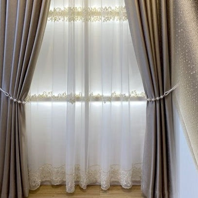 Tenda velata con bordo dorato ricamato