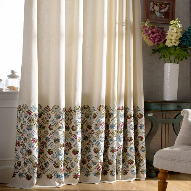 Tenda di lino con bordo ricamato