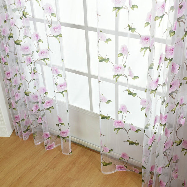 Tenda velata con fiori rosa rampicanti