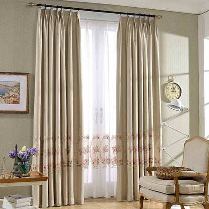 Tenda oscurante con bordo floreale ricamato