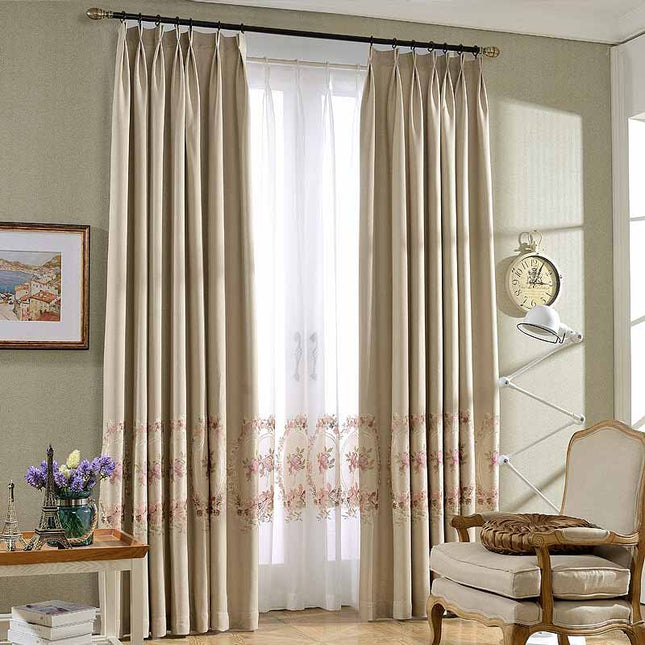 Tenda oscurante con bordo floreale ricamato