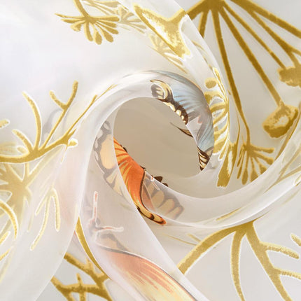 Tenda velata con farfalle colorate ricamate