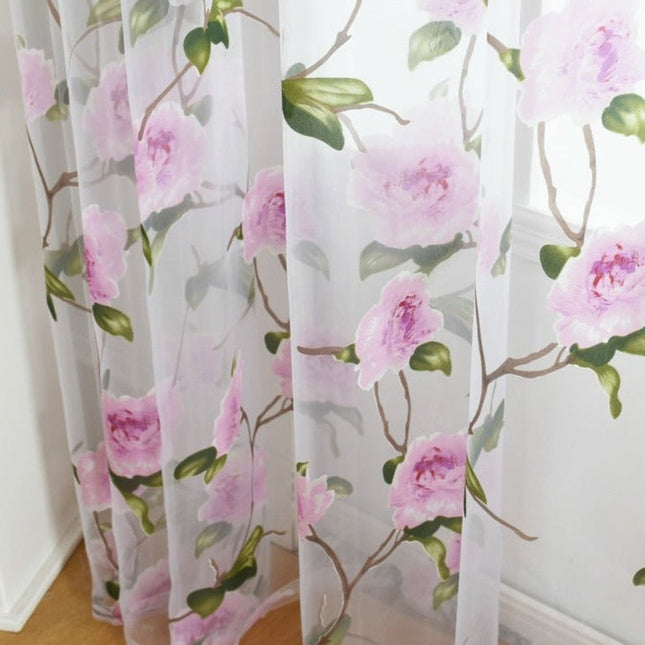 Tenda velata con fiori rosa rampicanti