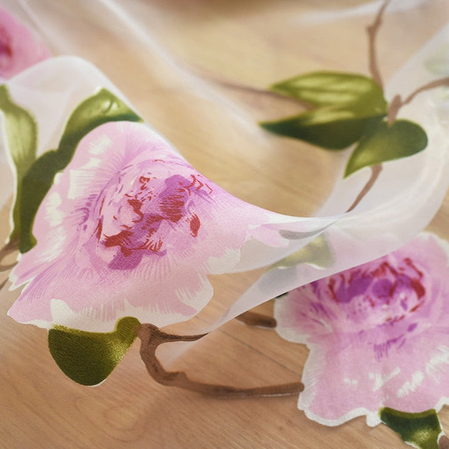Tenda velata con fiori rosa rampicanti