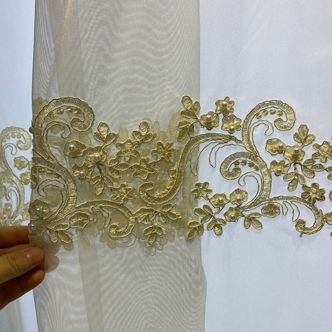 Tenda velata con bordo dorato ricamato