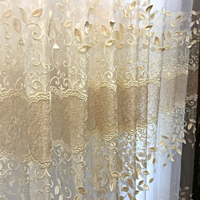 Tenda velata elegante con ricami dorati