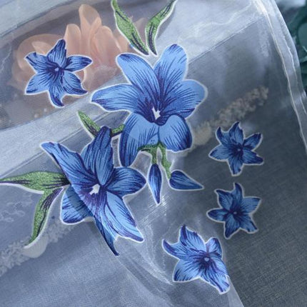 Tenda leggera con fiori blu ricamati