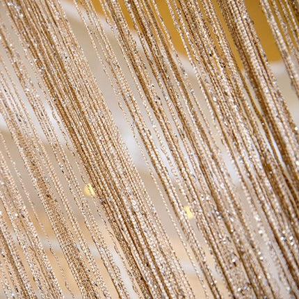 Tenda a fili dorata con glitter