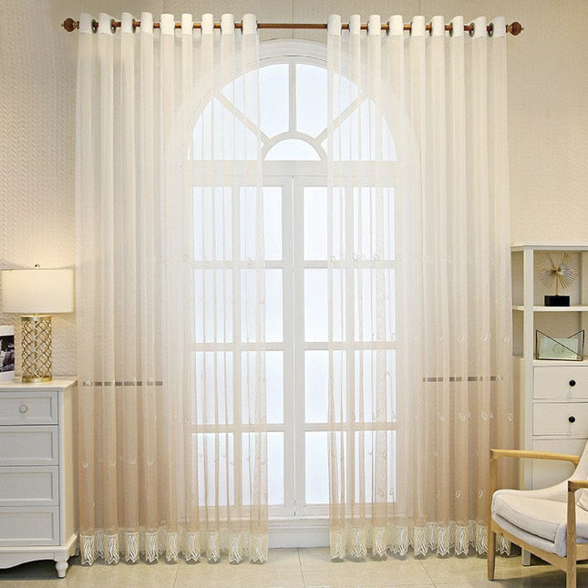 Tenda velata elegante con frange decorative