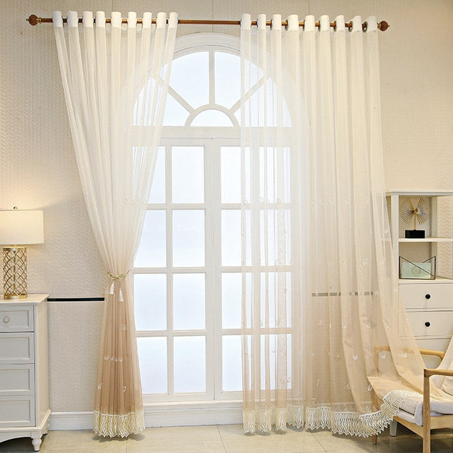 Tenda velata elegante con frange decorative