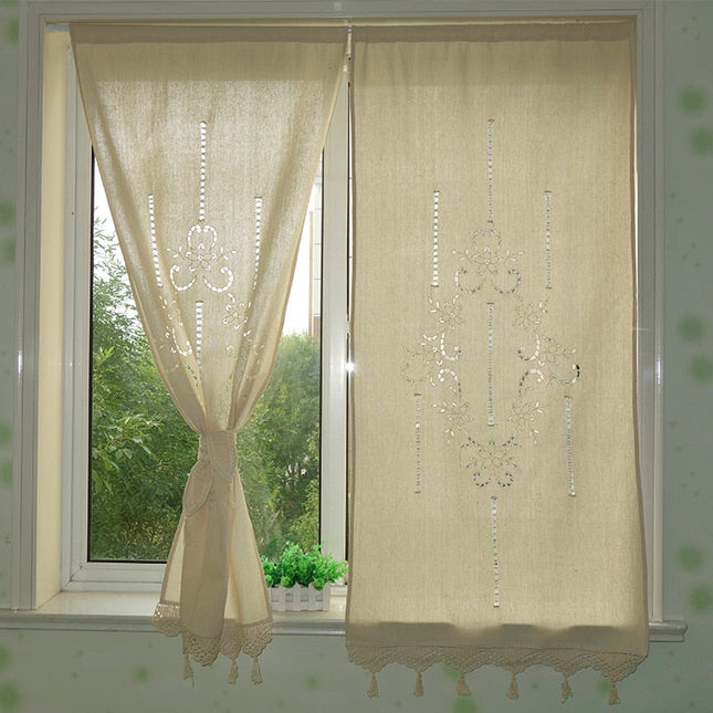 Tenda stile country con nappine decorative