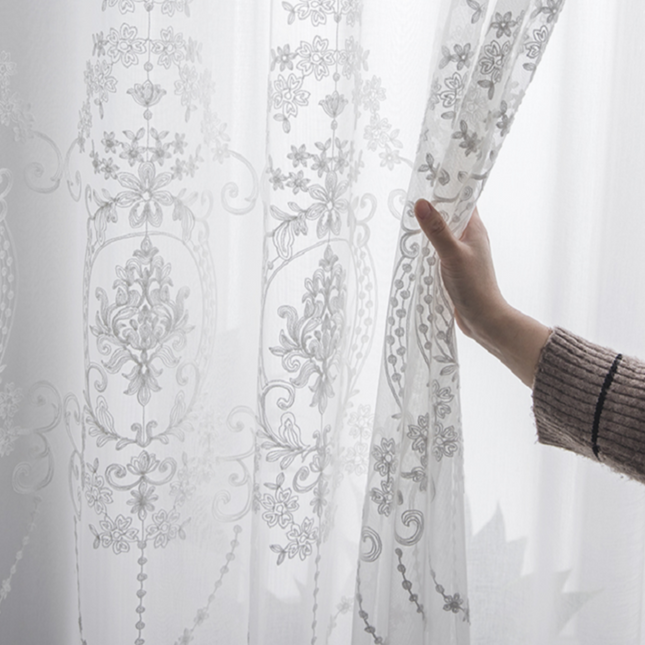 Tenda Voile Elegante con Ricamo Classico