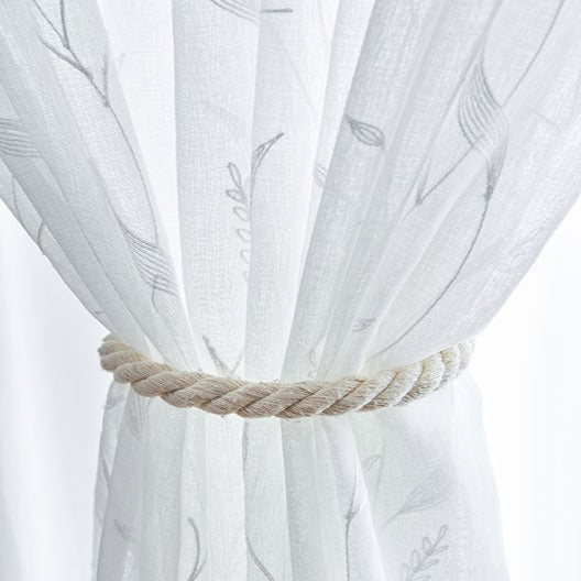 Tenda velata con delicato ricamo vegetale