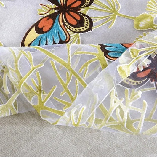 Tenda velata con farfalle colorate ricamate