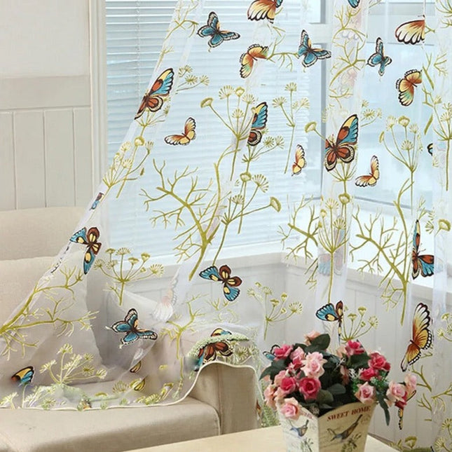 Tenda velata con farfalle colorate ricamate