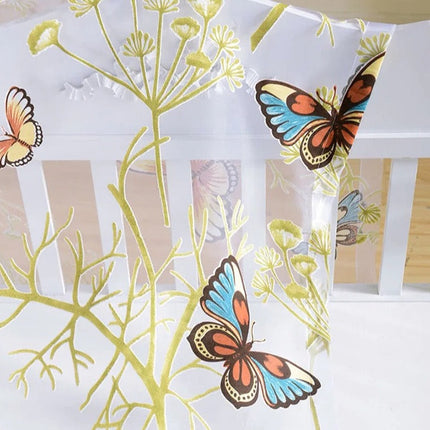 Tenda velata con farfalle colorate ricamate